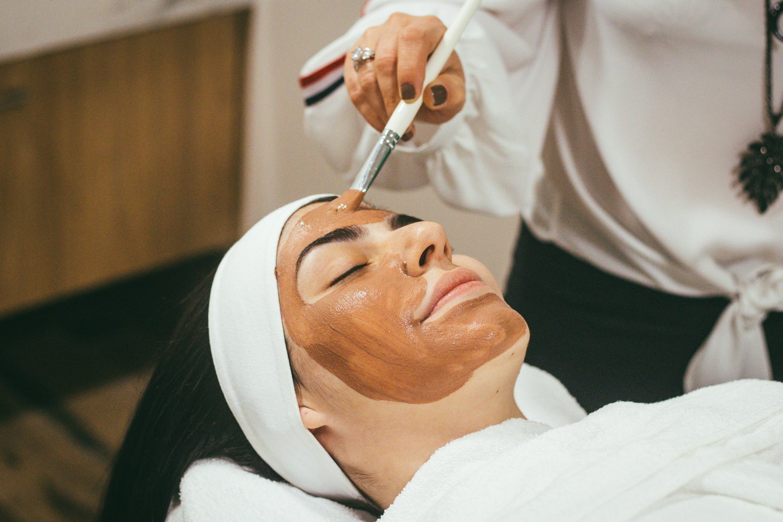 Applicazione di una maschera viso